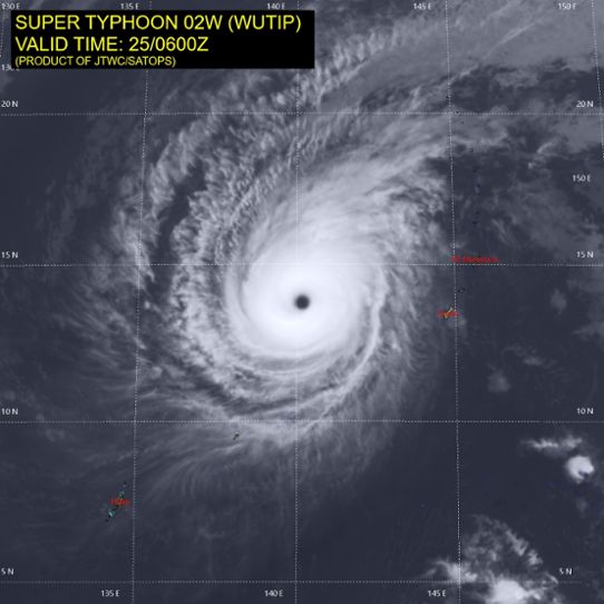 Satellitbild över den tropiska orkanen Wutip den 25 februari.