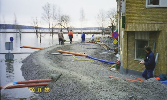 Vallar uppbyggda för att skydda Arvika från översvämning 2000