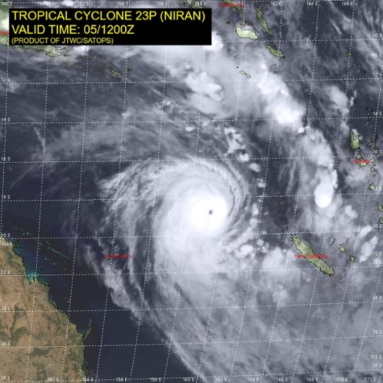 Satellitbild över den tropiska orkanen Niran den 5 mars då den var som mest intensiv.