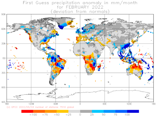 Bilden visar en världskarta med nederbördens avvikelse från det normala i februari 2022.