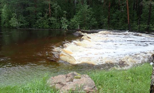 Vattenflödet förbi SMHIs vattenföringsstation Hyttingsheden i Hyttingsån 
