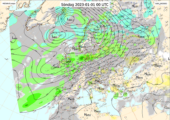 Bilden visar en analyskarta över väderläget i Europa på nyårsnatten den 1 januari 2023.