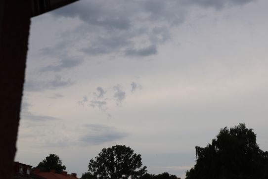 Bilden visar moln av typen Altostratus pannus.