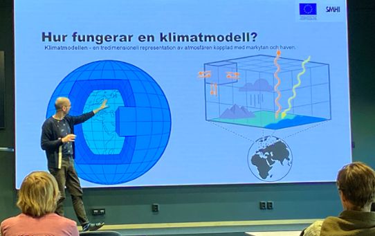 Gustav Strandberg förklarar hur en klimatmodell fungerar genom att peka på modellen.