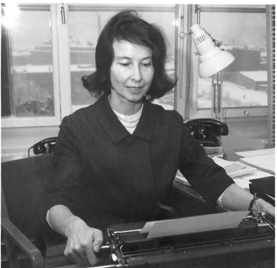 Kvinna i fin frisyr vid skrivmaskin
