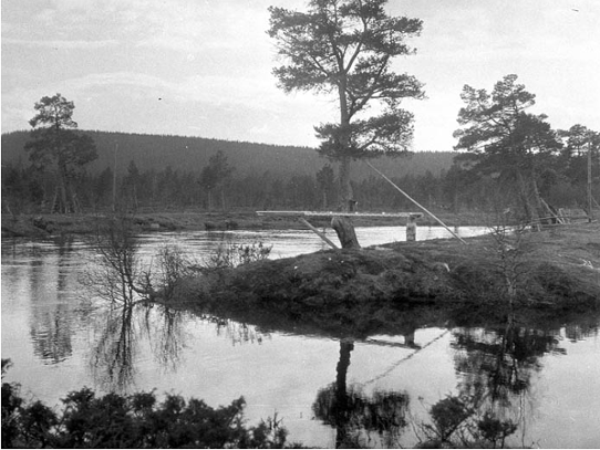 Bilden visar ett gammalt foto från 1933 av mätstället vid Ljusnedal.