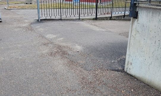 Upphöjd asfaltsbit som klimatanpassningsåtgärd