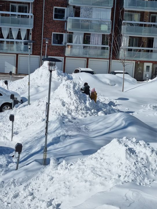Bilden visar ett foto med mycket snö i Piteå taget den 3 april 2024.