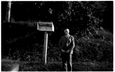 En man står framför en mätstation