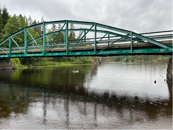 Bild på en bro över vattendrag. 