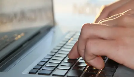 Händer som skriver på laptop