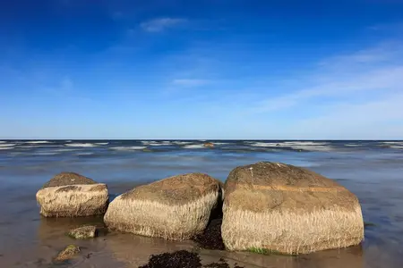 Stenar intill Östersjöns strand.