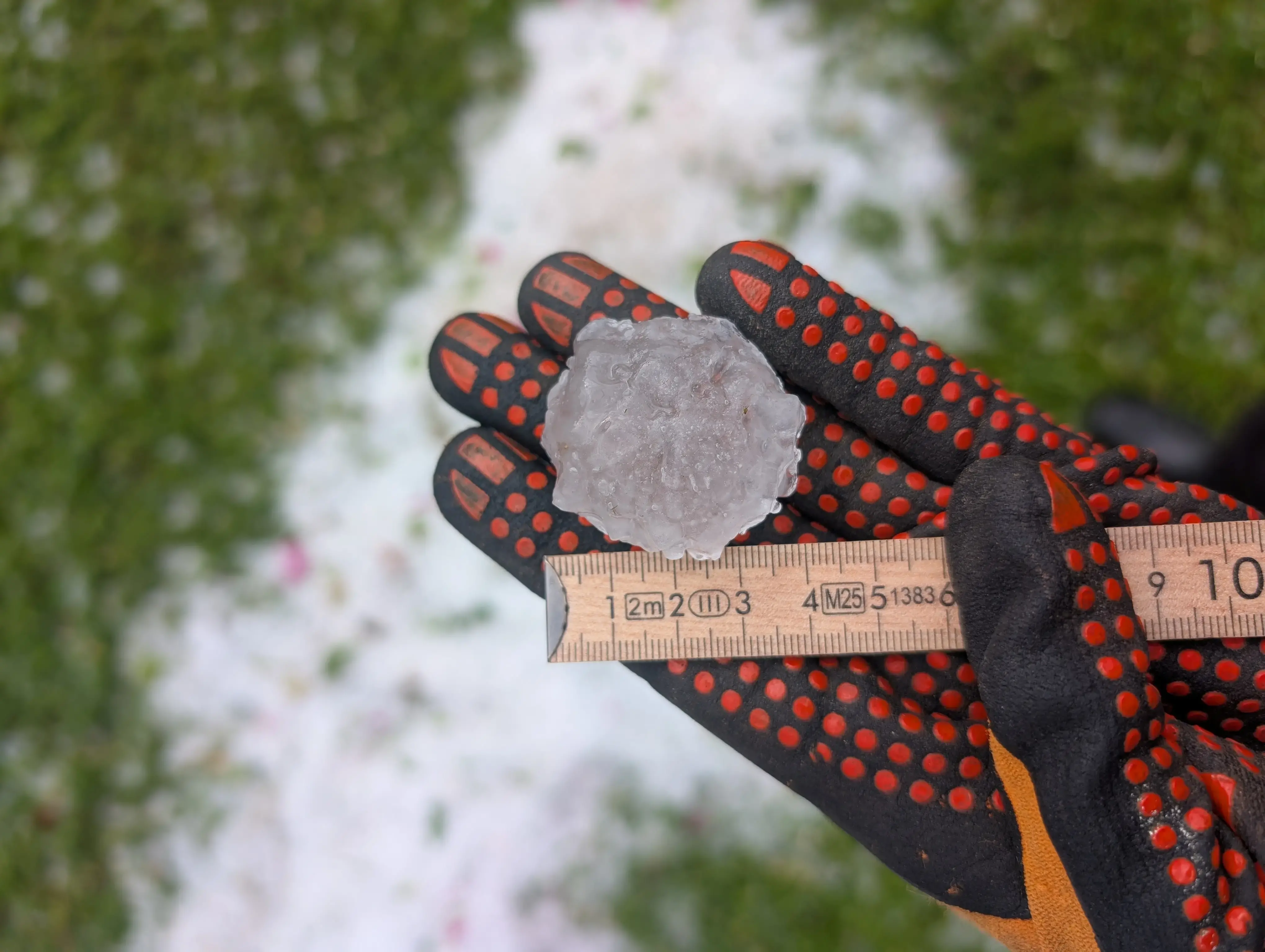 Ett ojämt och taggigt hagel som mäter fyra centimeter i diameter.