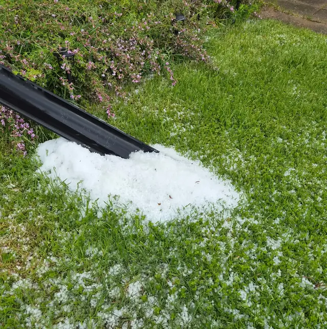 Vädret var ostadigt i östra Svealand den 26 maj med både regn, hagel och åska samt blåsigt väder. Bland annat i Månkarbo i Uppland.