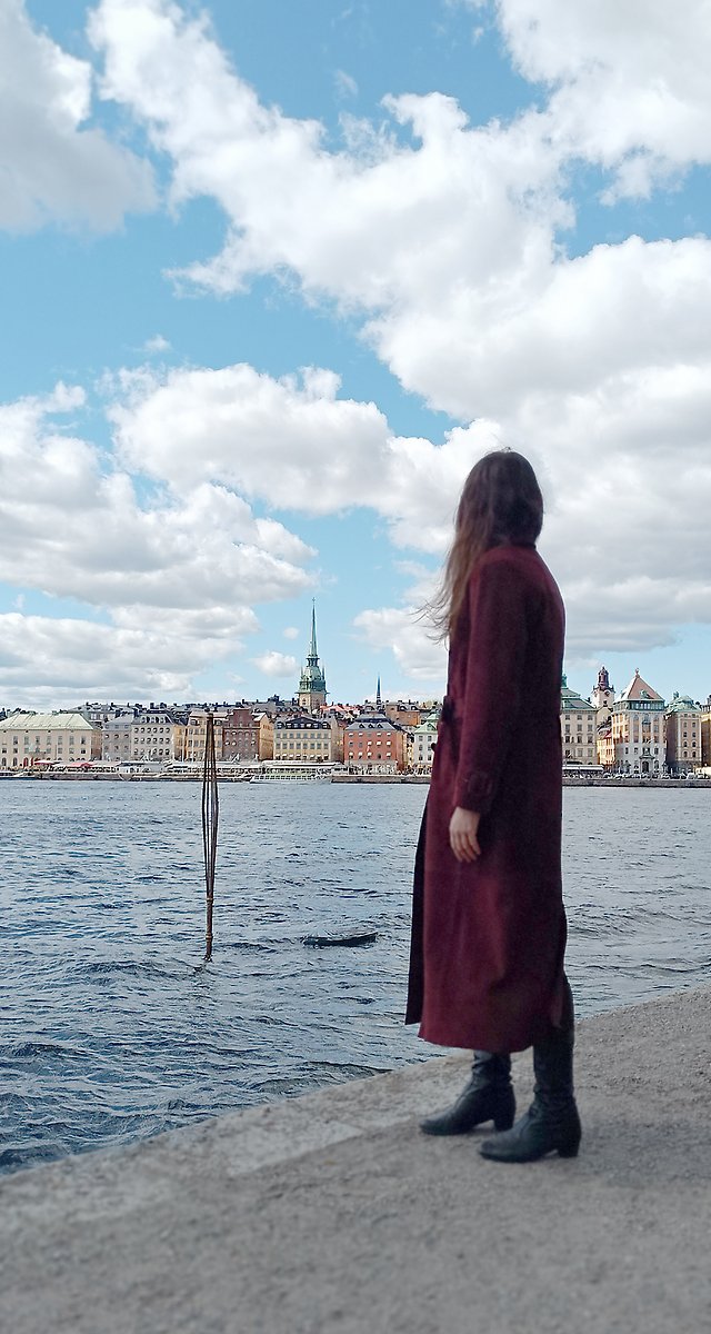 Bild på en leende, mörkhårig kvinna som står i ingången till mareografen.