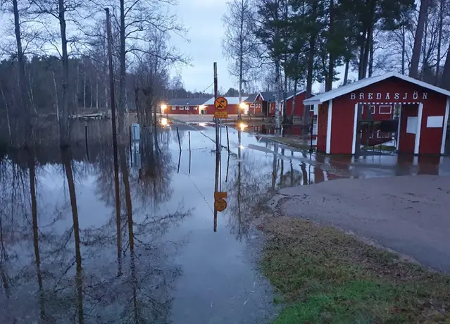 Översvämmad väg vid Bredasjön.