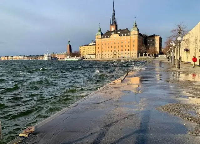 Hög vattennivå i Mälaren vid Gamla stans tunnelbanestation.