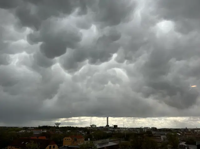 Regntunga mammamoln över Uppsala den 2 maj 2025