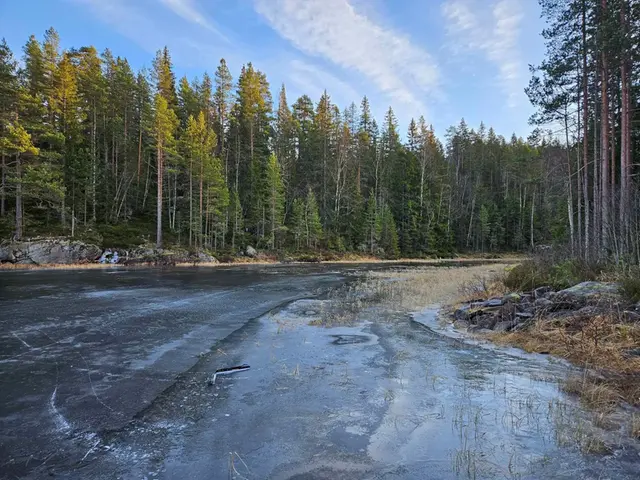 Is på en sjö.