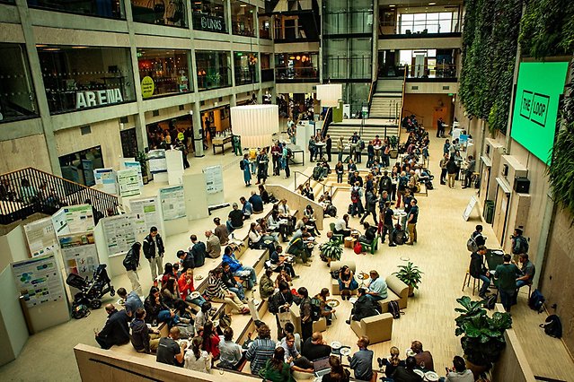 Översiktsbild visar posterutställning och människor i samspråk på Swedish Climate Symposium 2026.