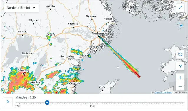 Radarbild som visar en kraftig stråle från en radar på en karta över östra Sverige.