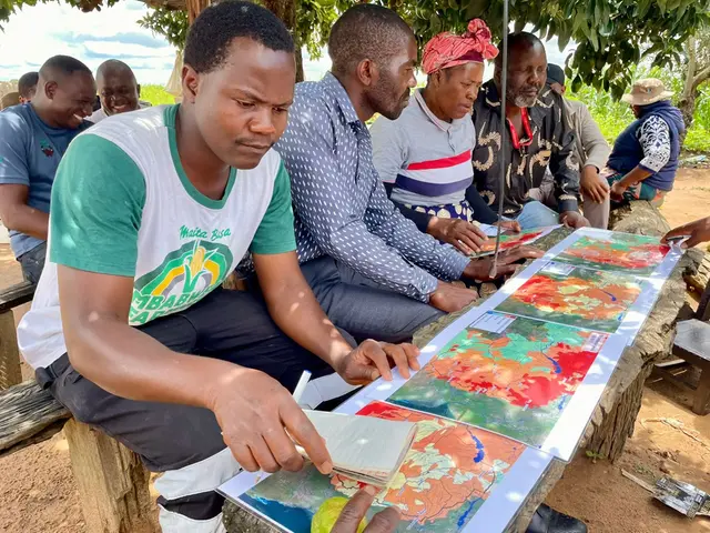 Tre personer i Zimbabwe kollar på en hydrologisk karta. 