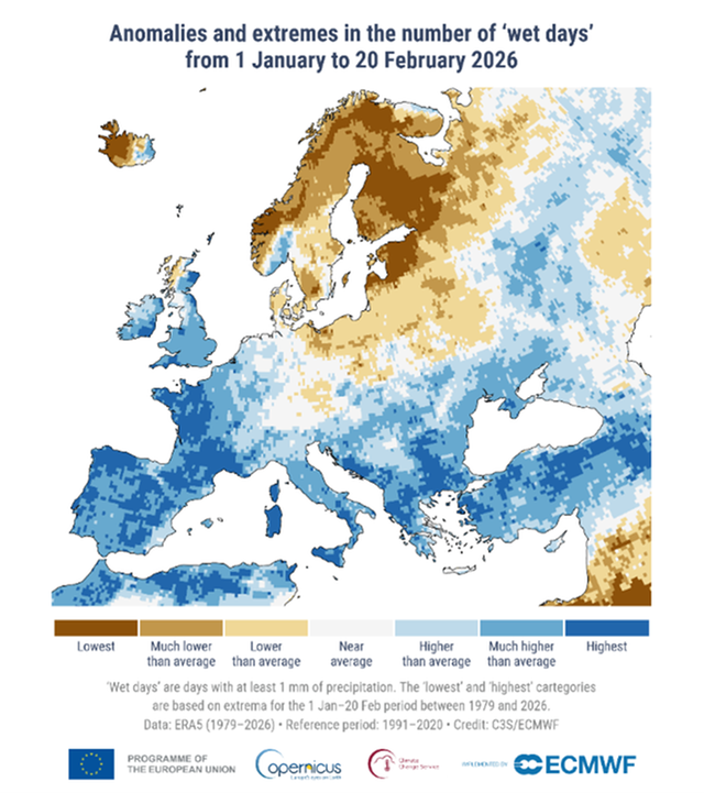 Karta över Europa som visar avvikelser och extremvärden i antalet regniga dagar.