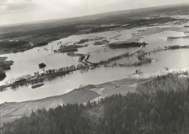 Översvämmat landskap där åkrar ser ut som sjöar.