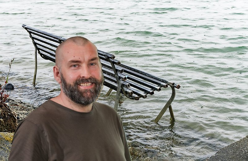 En porträtt bild av oceanografiska forskaren Magnus Hieronymus inklippt framför en bakgrundsbild som visar en översvämmad sittbänk.