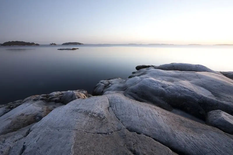 Frosttäckta klippor vid havet.