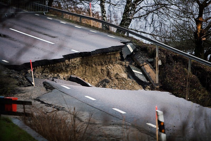 En väg som rasat efter ett skred.