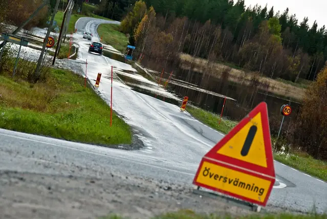 En översvämmad väg.