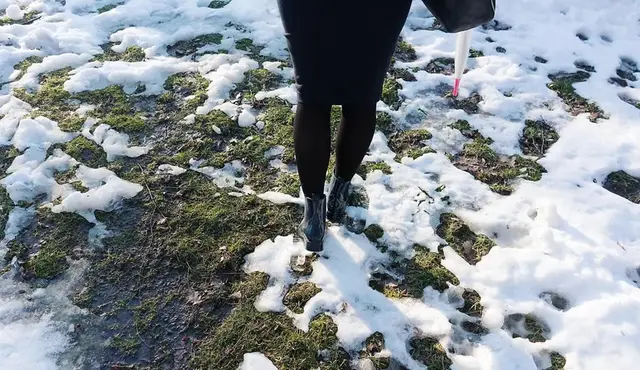 Person går genom snöslask.