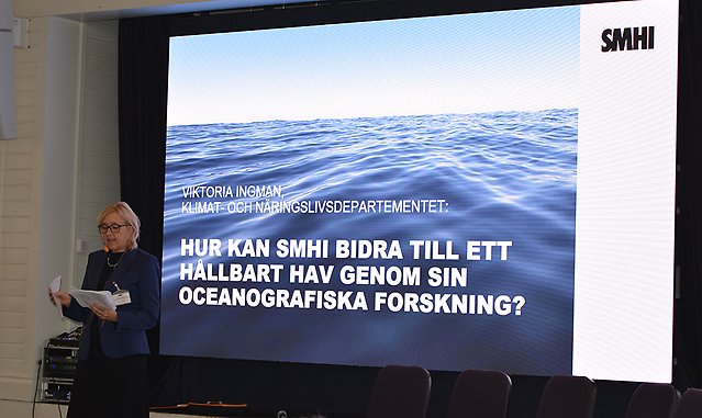 En kvinna presenterar från scen.