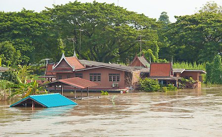 Översvämning i Thailand - hus står i vatten
