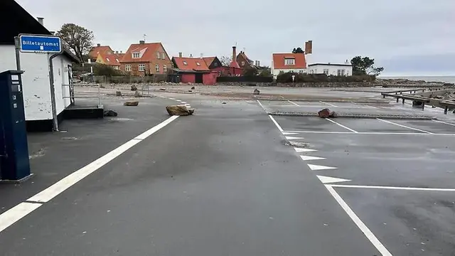 Vid Gudhjem på Bornholm slog de kraftiga vågorna upp på land och förflyttade stora stenar i samband med stormen Babet. Foto: SMHI
