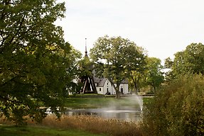 Kyrka omgiven av vatten och natur. 