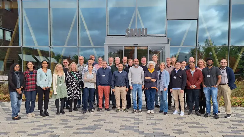 Gruppfoto utanför SMHI:s entré. 