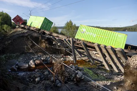 Urspårade tågvagnar.