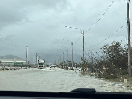 Översvämmad gata i Vietnam.