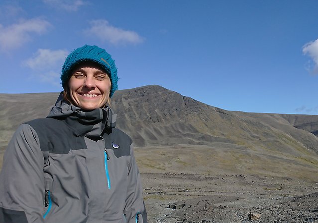 Porträtt av forskaren Ilaria Clemenzi i fjällmiljö. 