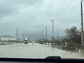 Översvämmad gata i Vietnam.