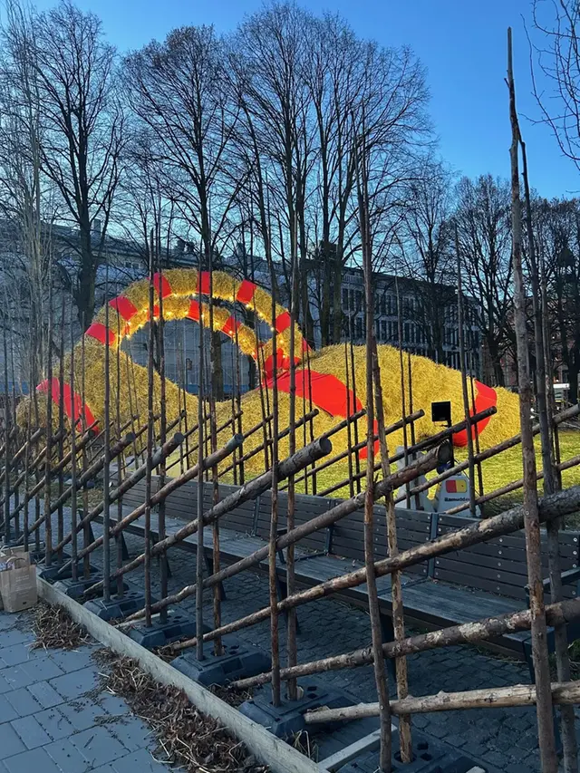 Foto av den nedblåsta julbocken i Gävle.