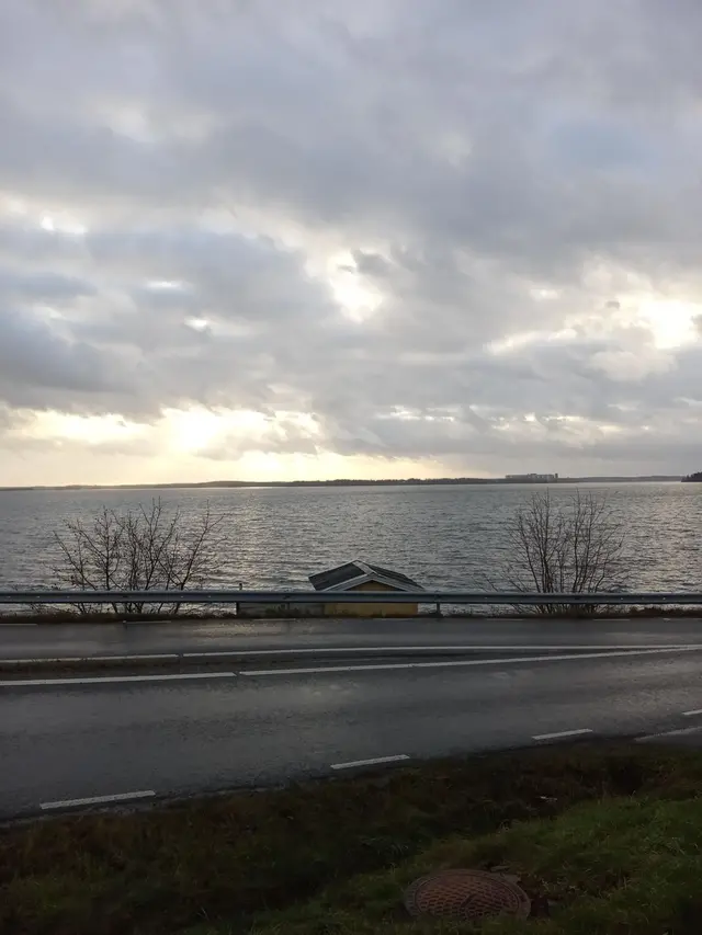 Bild över Bråviken med uppsprucken molnhimmel.