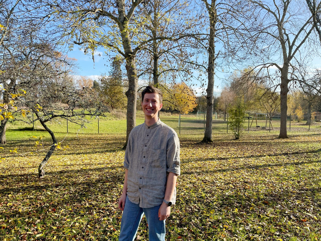 Porträtt på Fredrik Schück en solig höstdag.