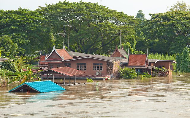 Översvämning i Thailand - hus står i vatten