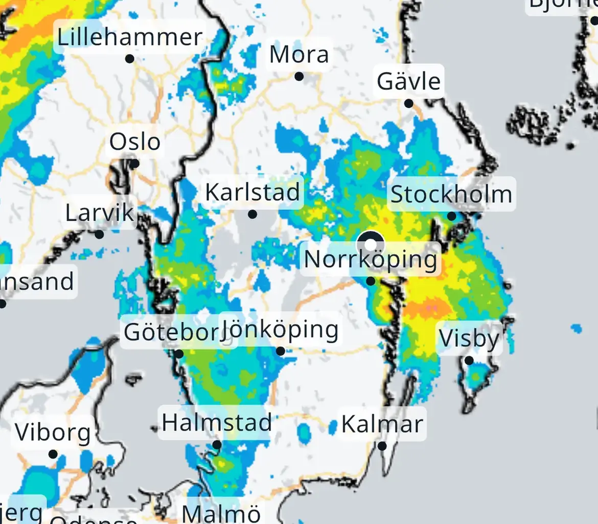 Skärmklipp från kartfunktionen Nederbörd i SMHIs väderapp. Skärmklippet visar nederbördsområden från nulägesanalysen efter införandet av AI-modellen CHIMP. 