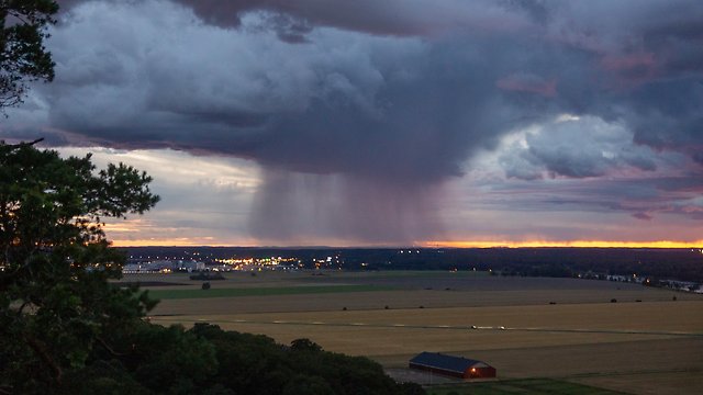Bild på moln med regn.