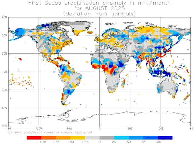 Världskarta med avvikelse från normal månadsnederbörd i augusti 2025.