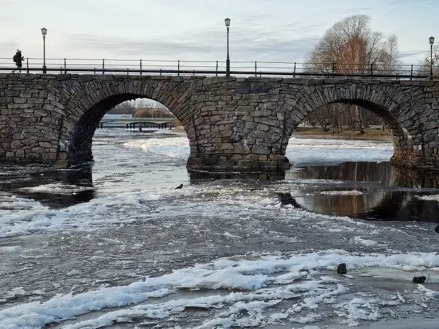 Is på Klarälven vid Östra bron, även känd som Gamla stenbron, i Karlstad i Värmland den 11 december 2024.